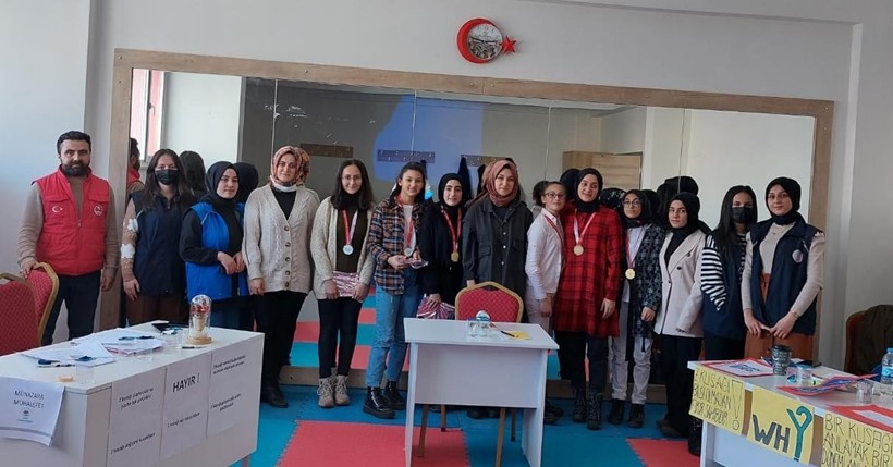 Aziziyeli Gençler Münazarada Yarıştı