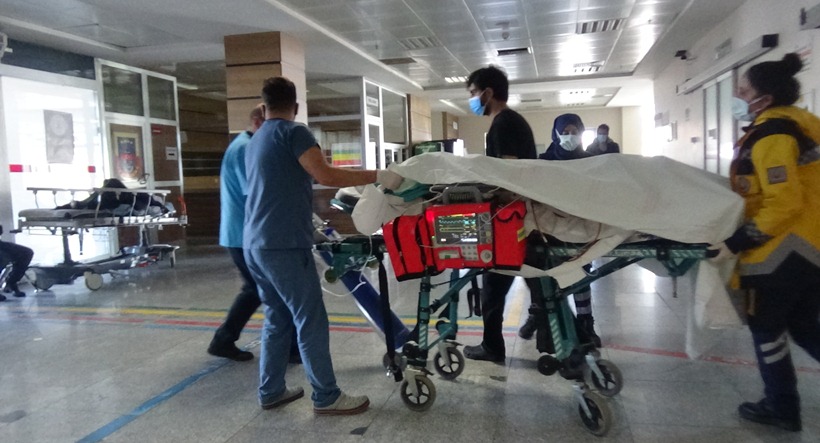 Soydukları Evin Sahiplerini Bıçakladılar