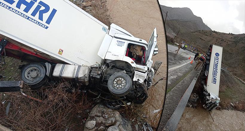 Devrilen TIR'ın Sürücüsü Yaralandı