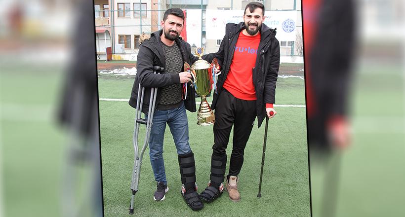 Koltuk Değnekleriyle Törene Katıldılar