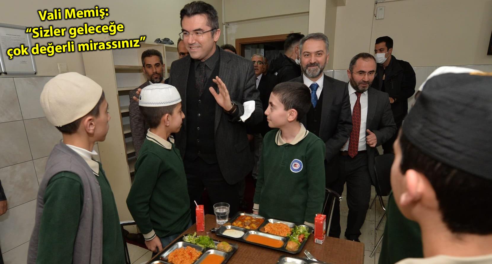 Genç Hafızlarla İftarda Buluştu