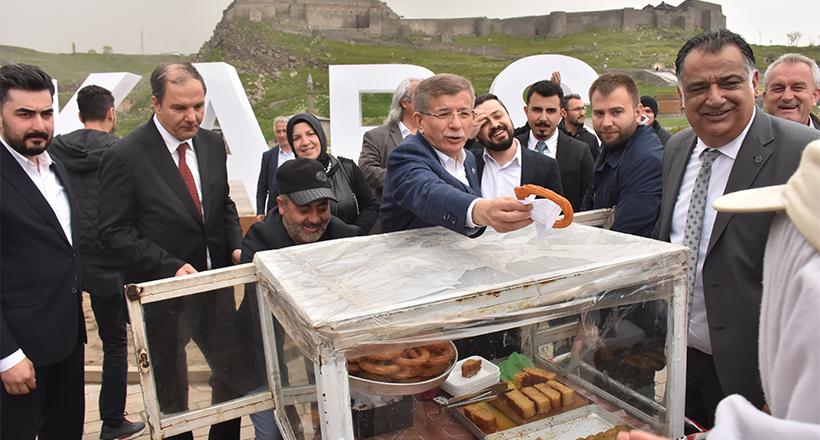 Davutoğlu, Esnafı Ziyaret Etti