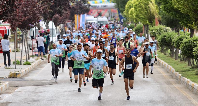 1. Van Denizi Yarı Maratonu Koşuldu