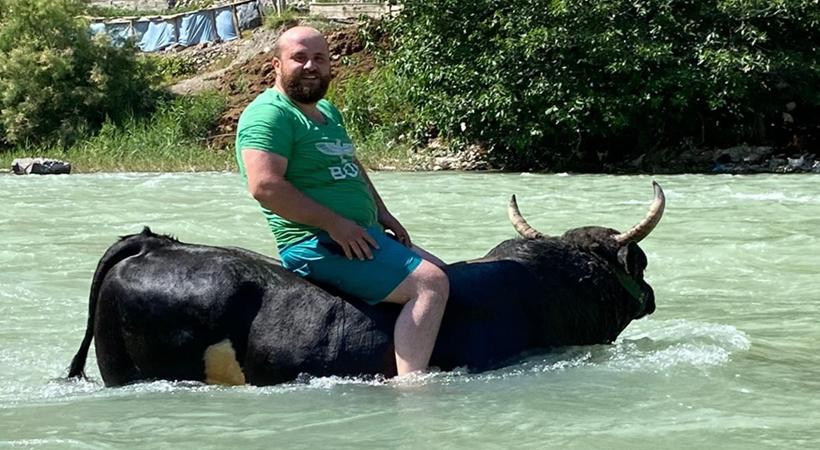 Boğasını Çoruh Nehrinde Yıkıyor