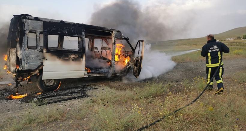 Araziye Terk Edilen Minibüs Kül Oldu!