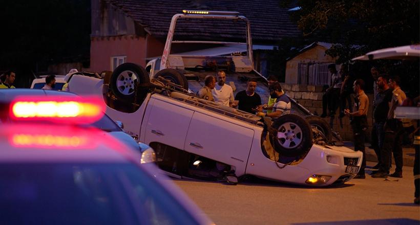 Refüje Çarpan Otomobil Ters Döndü