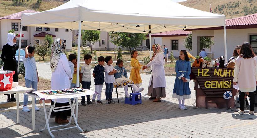 Alçılı Ayağı İle Sahneye Çıktı