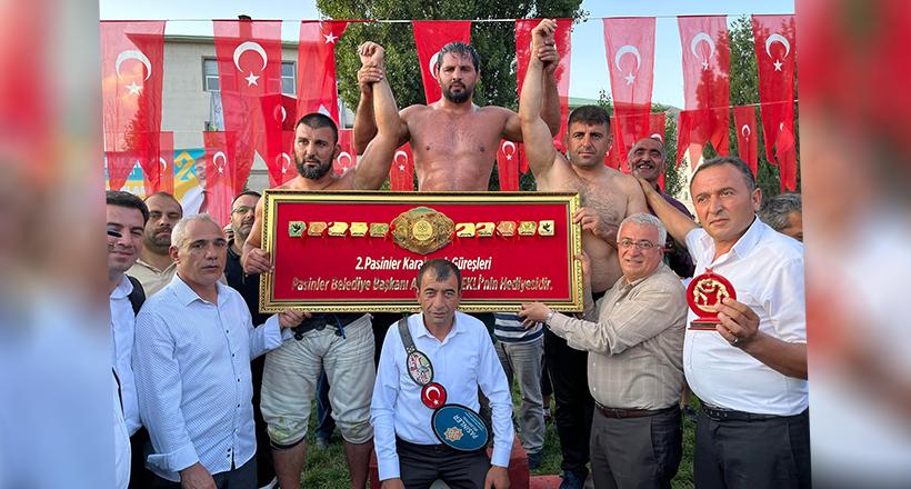 Bölükbaşı Evinde Kral