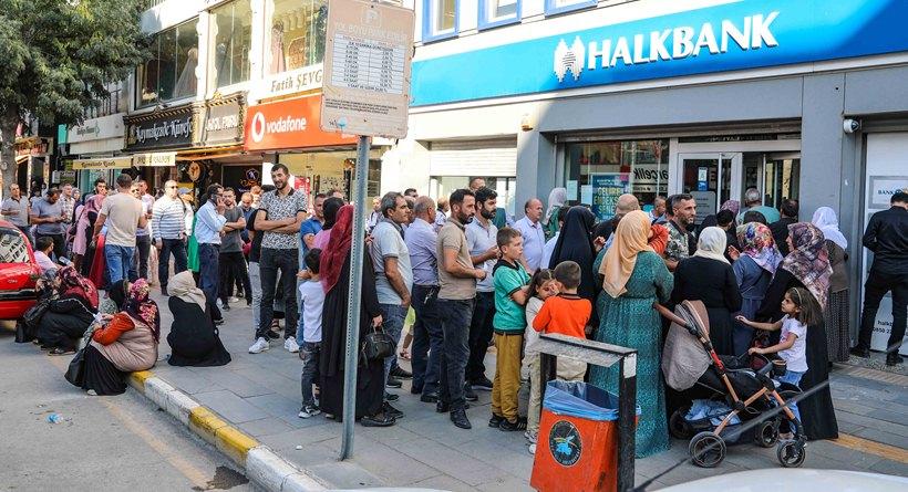 Vatandaşlar Sosyal Konut Başvuruları İçin Banka Önünde Kuyruğa Girdi