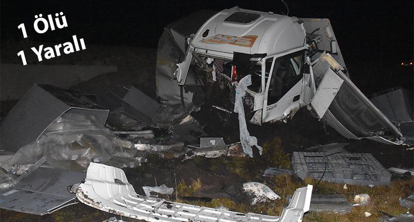 Traktörle TIR'la Çarpıştı