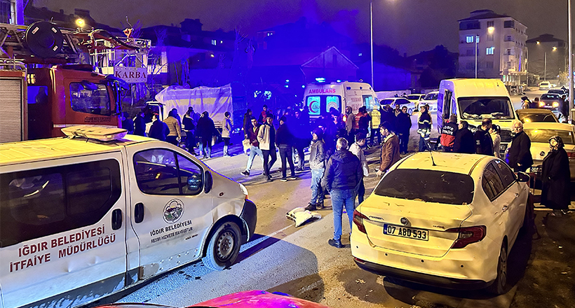 Minibüs İle Kamyonet Çarpıştı