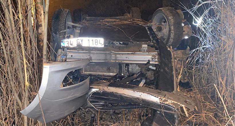 Devrilen Otomobildeki 2 Kişi Yaralandı