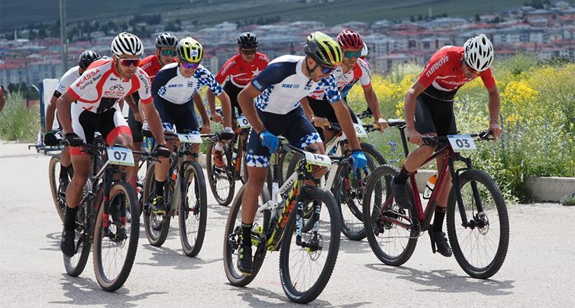 2022’de pedallar kürsüden inmedi
