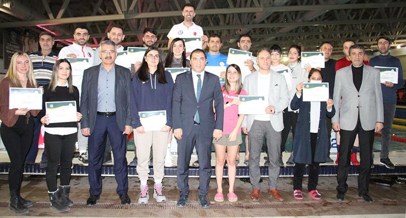 26 bin 825 çocuk kulaç attı