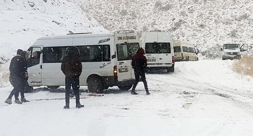 Araç konvoyu mahsur kaldı
