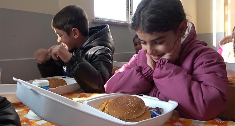İlk kez hamburger yediler