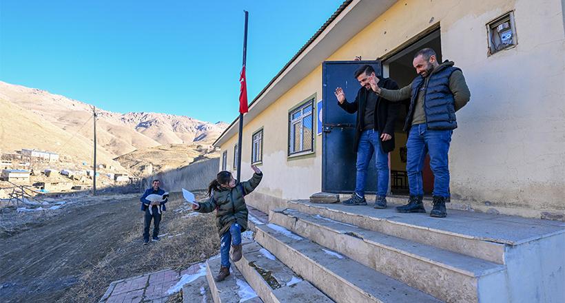 Okulun tek öğrencisi karnesini aldı