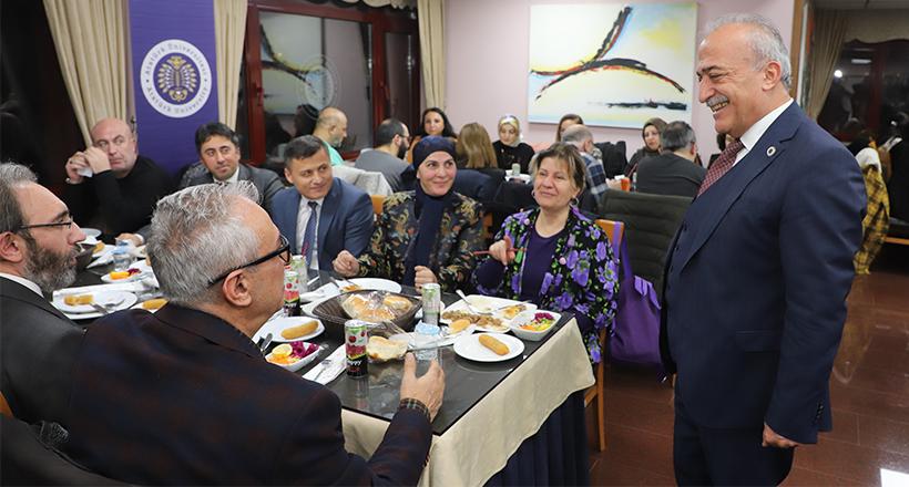 Akademisyenlerle Buluştu