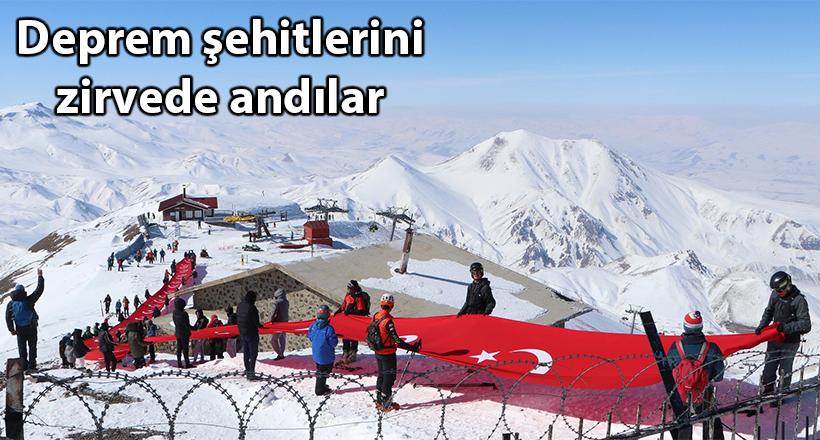 Deprem şehitlerini zirvede andılar