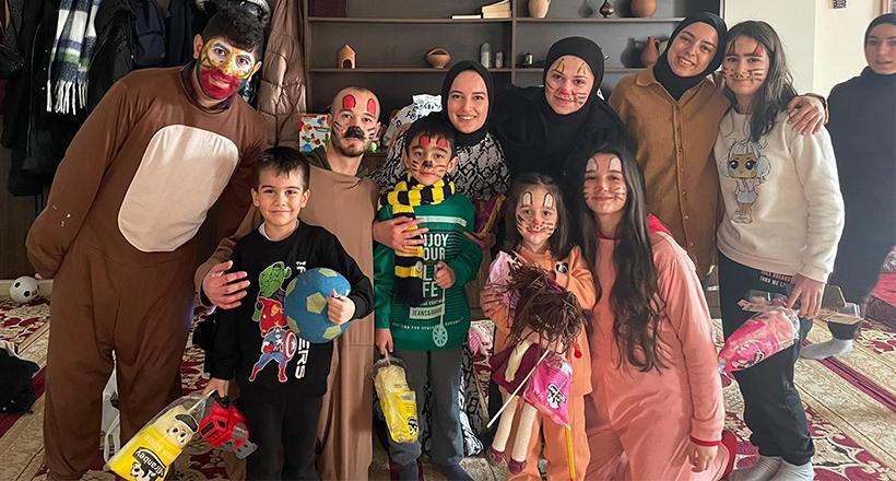 Depremzede çocukları yalnız bırakmadılar