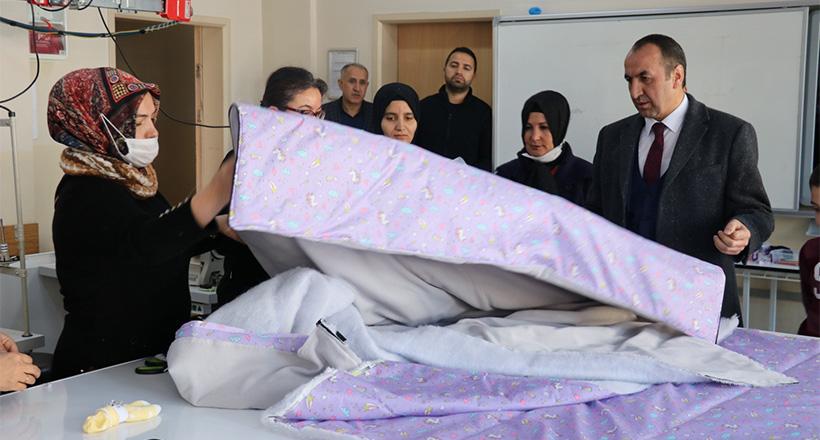 Afet bölgesine uyku tulumu dikiliyor