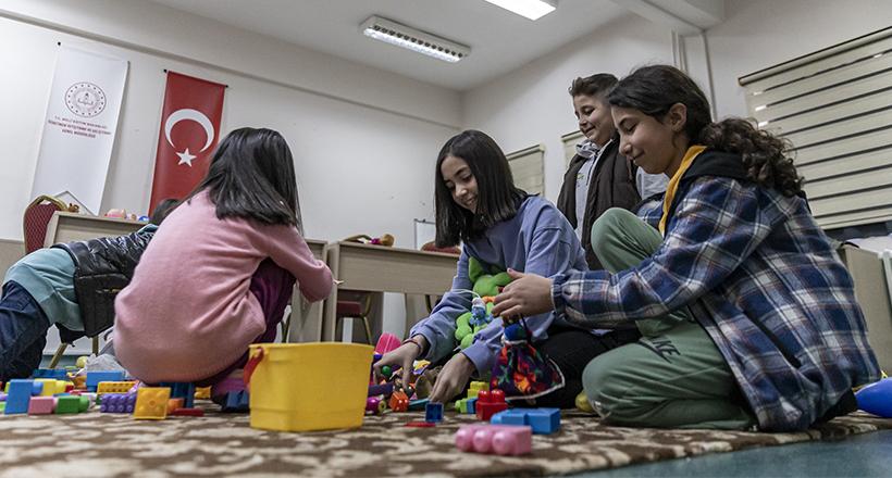 Yaşadıkları acıyı unutmaya çalışıyorlar