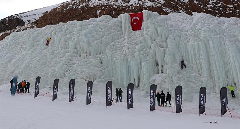 Deprem şehitleri için tırmandılar