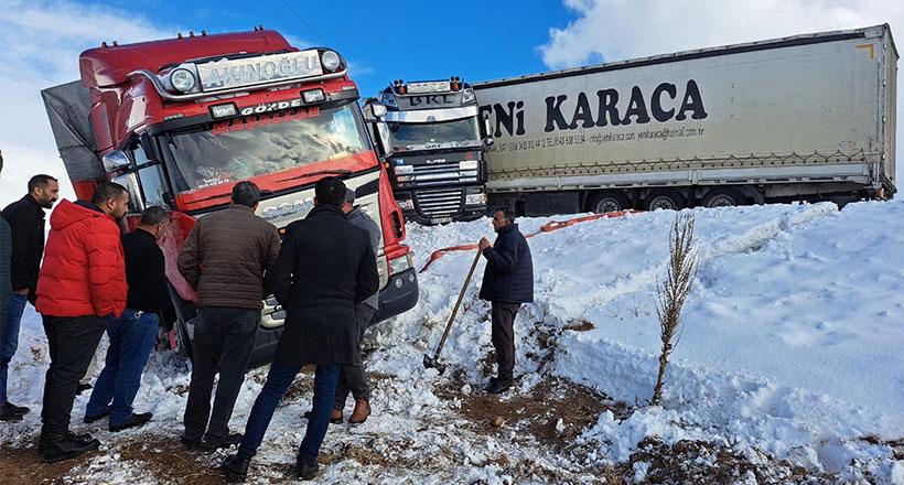 Kontrolden Çıkan TIR Kamyonla Çarpıştı