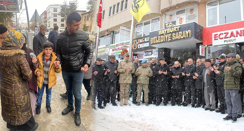 Kumbarasını depremzedelere açtı!