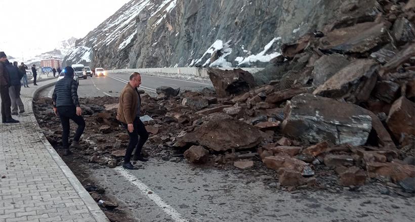 Artvin ve Hakkari’de heyelan