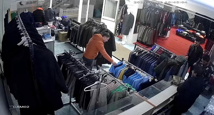 Biri denedi, biri çaldı