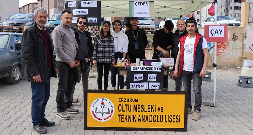 Depremzedeler için pazarda çay sattılar