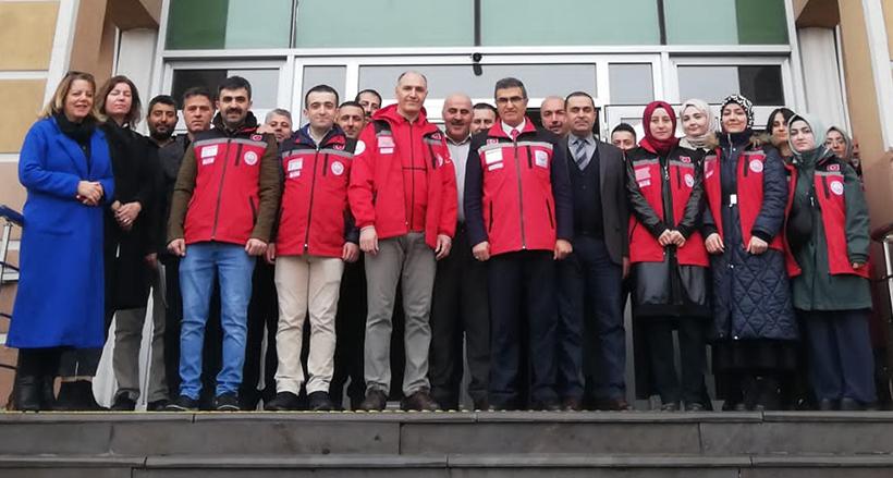 Kırmızı yelekli 8. ekip bölgede