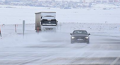 Ardahan-Ardanuç kara yolu kar nedeniyle ulaşıma kapatıldı