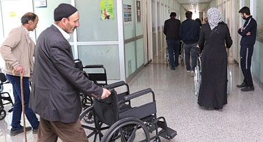 10 engelliye tekerlekli sandalye hediye etti