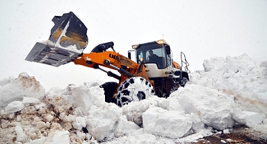 Boyu 5 metreyi bulan karlı yolu 5 günde açtılar