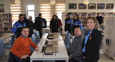 Açılışı polis ve gazeteci yaptı