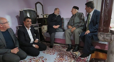 Aile büyüklerini ziyaret etti
