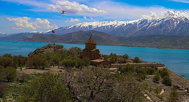 Akdamar Adası ve Muradiye Şelalesi'nde bayram tatili yoğunluğu