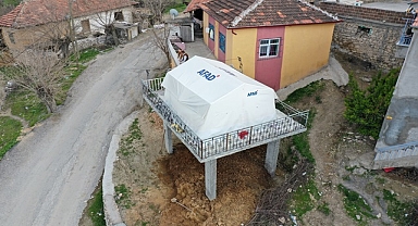 Altı beton, üstü çadır