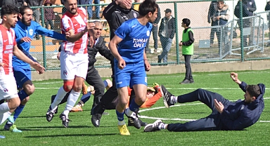 Amatör maçta kavga çıktı, futbolcular birbirine girdi