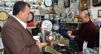 Asırlık saatlere ayar veriyor