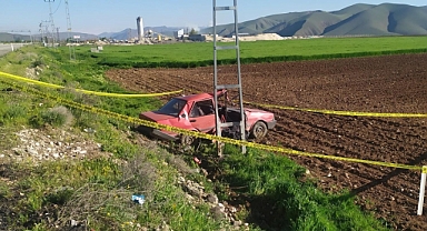 Direğe çarpan araç ikiye bölündü