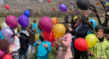 Baharın gelişi, ağaçların çiçek açışını balonlarla karşıladılar