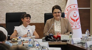 Bakan Yanık, koltuğunu 10 yaşındaki depremzede Havva'ya devretti