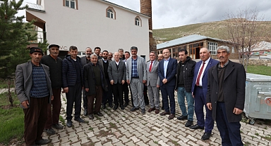 Başkan Sekmen Karayazı'da