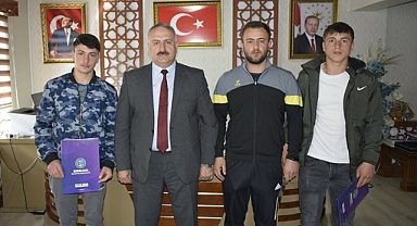 Bedir şampiyon pehlivanları kutladı