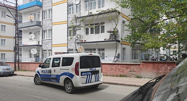 Çatı katında iple asılı halde bulundu
