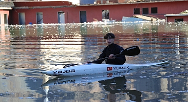 Çocukken koşup oynadıkları sokaklarda bu kez kürek çektiler