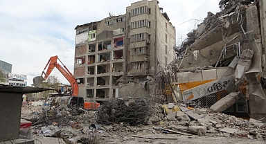 Depremde hasar alan bina güçlükle yıkılabildi